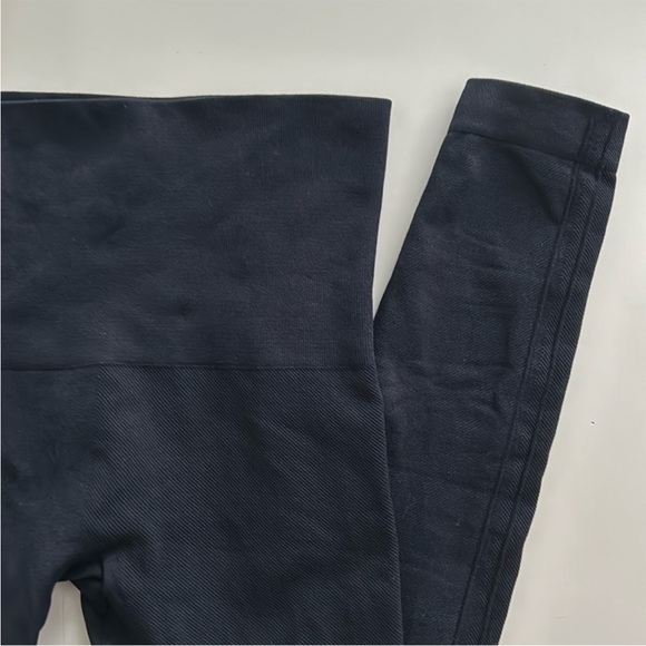 Spanx Look at Me Now Seamless Navy Leggings XS - Picture 5 of 10